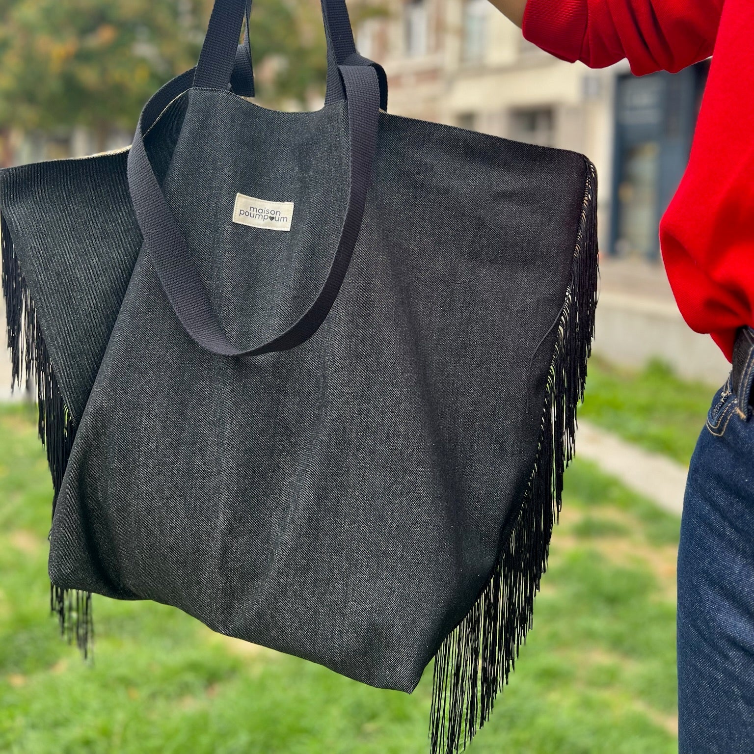 maxi totebag jean noir franges devantmaison poumpoum maison volumes saint andré lez lille